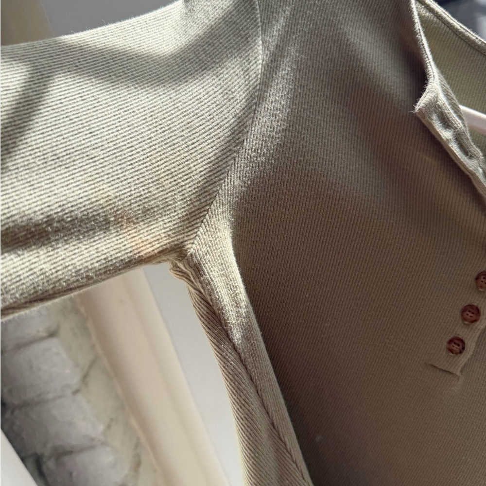 Sézane Theodora T-Shirt in Light Olive Green Size S (Small) *Flaw* - Picture 9 of 14